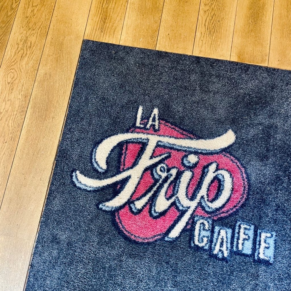 logo de La Frip Café sur le paillasson de la boutique