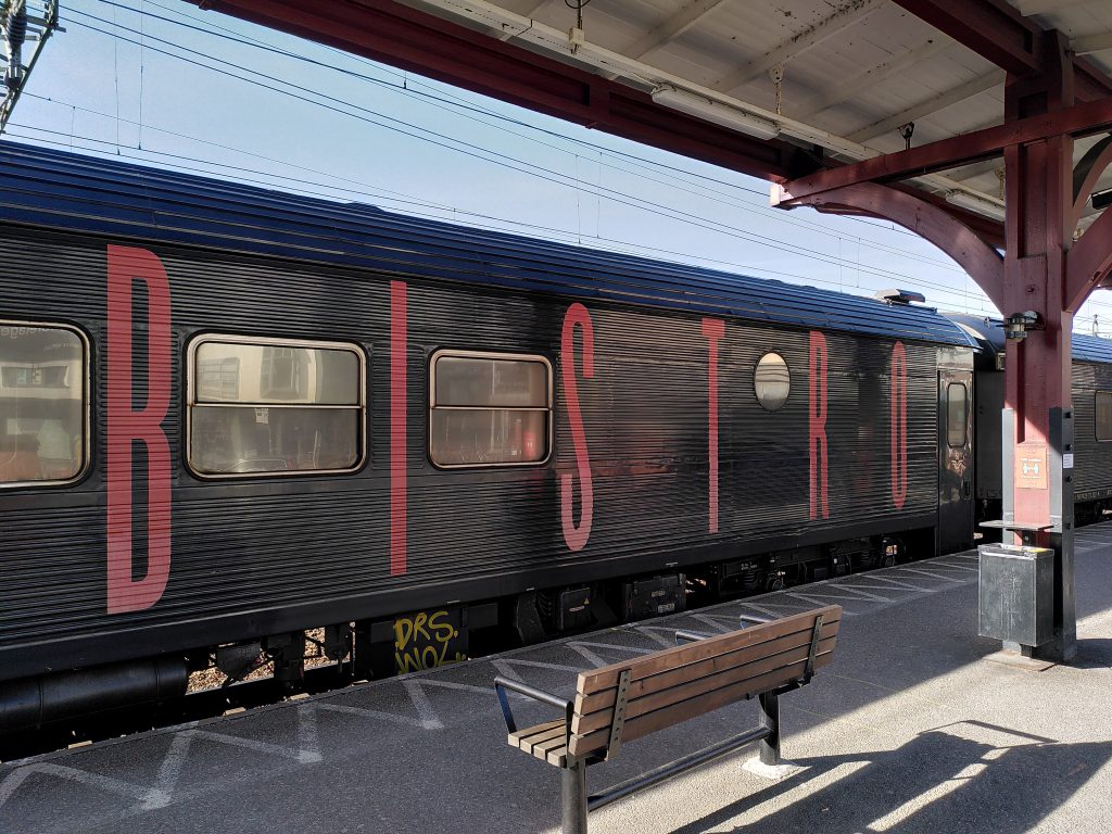 train en gare et vue sur le wagon bistro