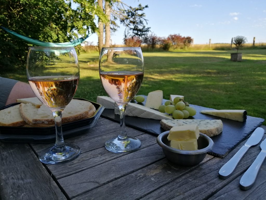 plateau de fromages de la région face aux prairies environnantes