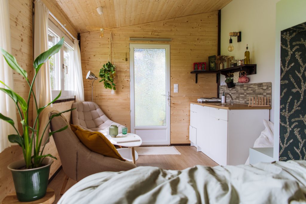 Décor minimaliste et chaleureux de la tiny house pour des séjours nature ressourçant