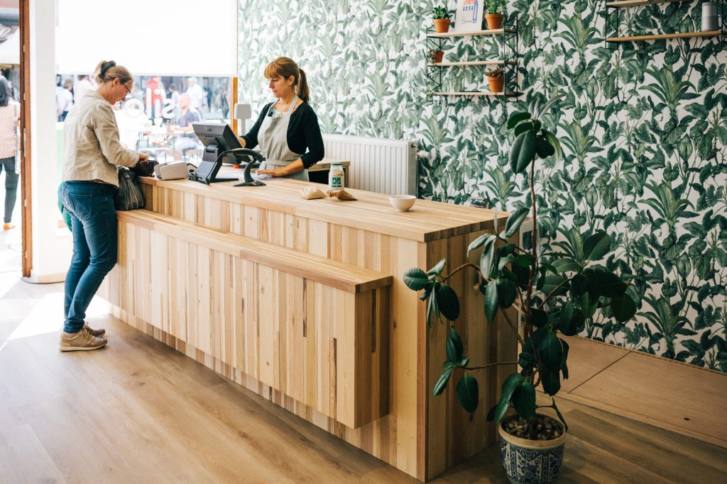 Meuble en bois issu de l'atelier de menuiserie de La Ressourcerie Namuroise et revendu dans un magasin de la Province de Namur