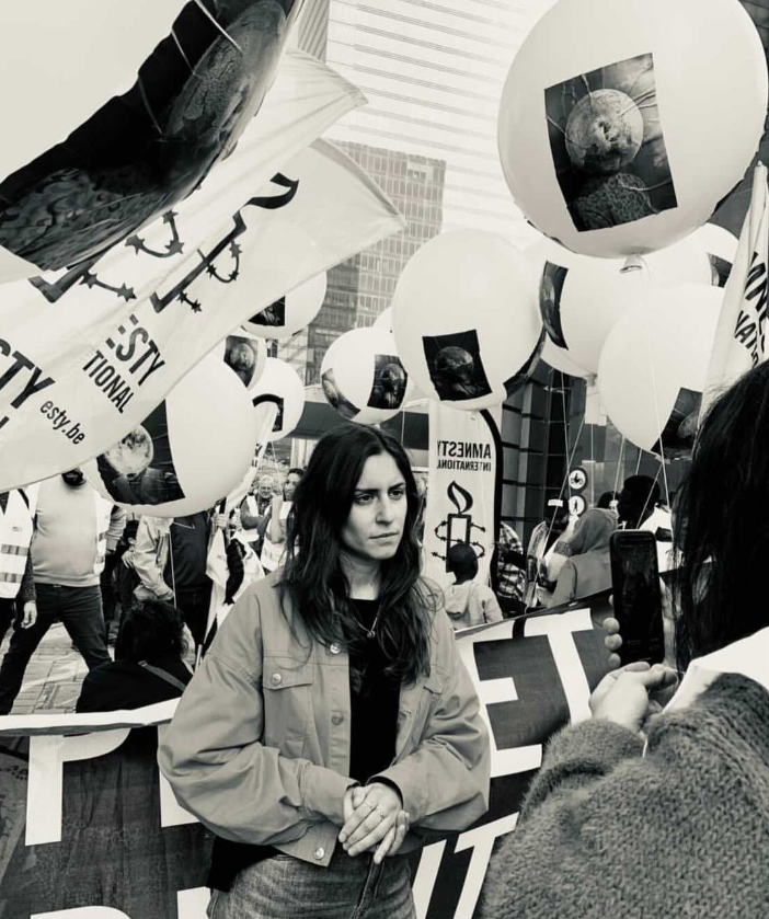 Laurie devant une banderole lors d'une manifestation pour le climat